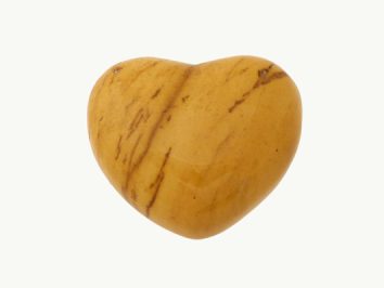 Serce mookait gładzony, szlifowany. Żółty kamień w kształcie serca na białym tle.