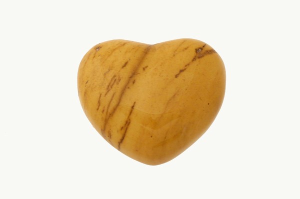 Serce mookait gładzony, szlifowany. Żółty kamień w kształcie serca na białym tle.