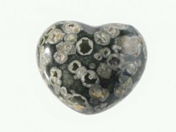 Serce riolit szlifowany. Serce wykonane z zielonego kamienia z białymi, okrągłymi wzorami.