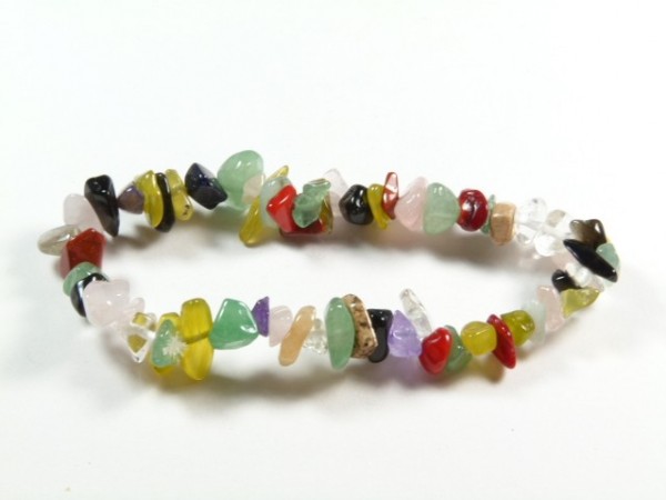 Bransoletka z kolorowych, nieregularnych kamieni na białym tle.