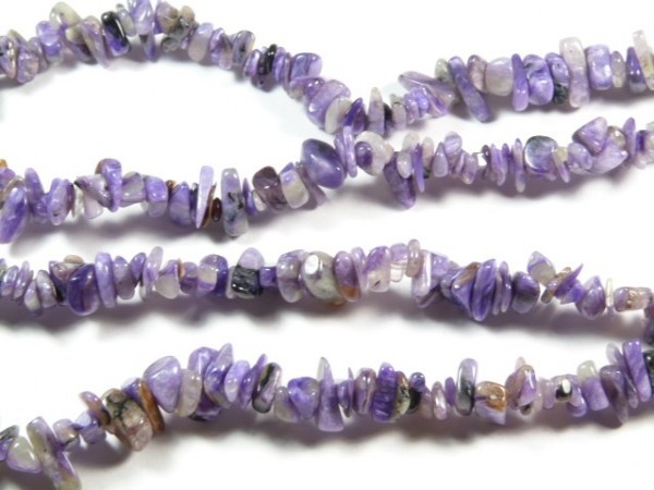 Naszyjnik z nieregularnych, fioletowych kamieni nawleczonych na żyłkę.