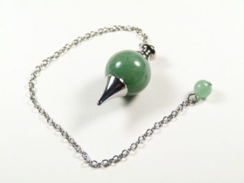 Wahadełko do radiestezji z zielonym kamieniem, przymocowane do metalowego łańcuszka.