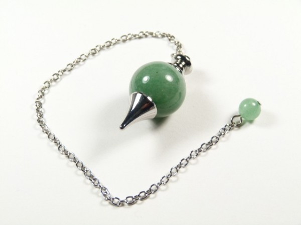 Wahadełko do radiestezji z zielonym kamieniem, przymocowane do metalowego łańcuszka.