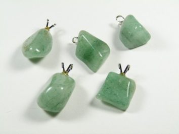 Pięć zielonych kamieni z zawieszkami na białym tle, przygotowanych do noszenia jako biżuteria.