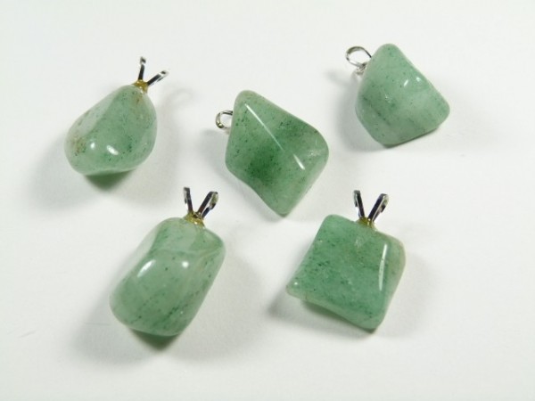 Pięć zielonych kamieni z zawieszkami na białym tle, przygotowanych do noszenia jako biżuteria.