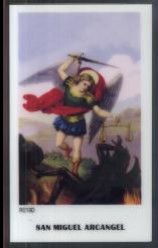 Archanioł Michał z mieczem walczy z demonem, unosząc się nad ziemią.