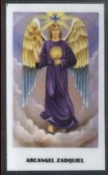 Anioł z jasnymi skrzydłami i aureolą, ubrany w fioletową szatę, unosi się nad chmurami.