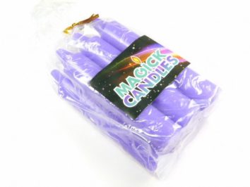 Fioletowe świeczki zapakowane w przezroczystą folię z etykietą „MAGICK CANDLES”.