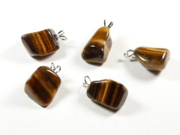 Pięć zawieszek z tygrysiego oka na białym tle, każda z metalowym uchwytem.