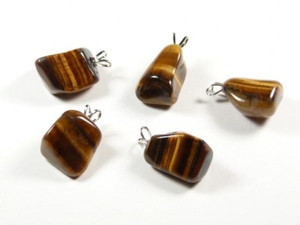 Pięć zawieszek z tygrysiego oka na białym tle, każda z metalowym uchwytem.
