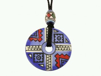 Okrągły, niebieski wisiorek z geometrycznym wzorem na czarnym sznurku.