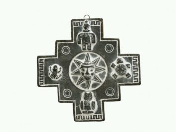 Ceramiczny krzyż z motywami rysunków zwierząt i twarzy w stylu prekolumbijskim.