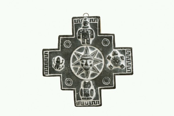 Ceramiczny krzyż z motywami rysunków zwierząt i twarzy w stylu prekolumbijskim.