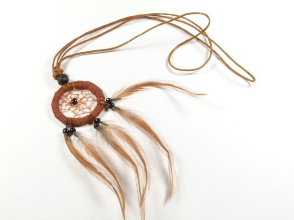 Łapacz snów z piórkami i koralikami na brązowym sznurku, leży na białym tle.