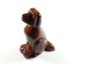 Brązowa figurka psa wykonana z kamienia, ustawiona na białym tle.