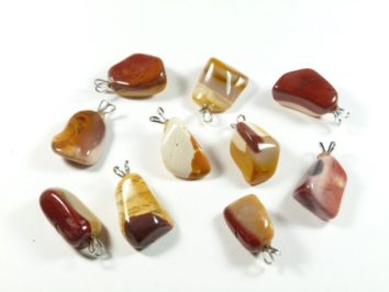 Dziesięć polerowanych zawieszek z jaspisu w różnych kolorach na białym tle.