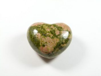 Serce unakit szlifowany. Polerowany kamień w kształcie serca, w kolorach zielonym i różowym, na białym tle.