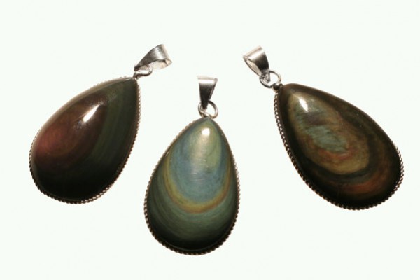Trzy wisiorki z kamieniami w kształcie łezki na białym tle.
