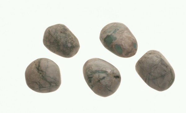 Waryscyt - kamień gładzony, polerowany, szlifowany i bębnowany w formie otoczaka. Pięć gładkich, polerowanych kamieni na jasnym tle.