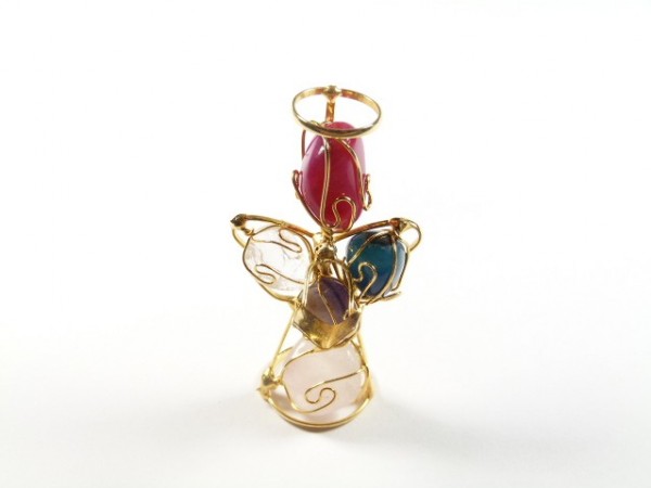 Aniołek wykonany z kolorowych kamieni i drutu na białym tle.