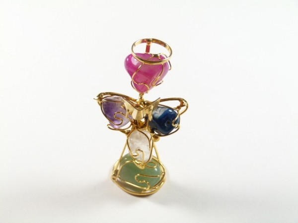 Figurka anioła z kolorowych kamieni owiniętych złotym drutem na białym tle.