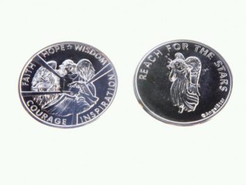 Dwie monety z aniołem oraz napisami motywacyjnymi w języku angielskim.