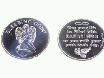 Dwie monety z aniołem i napisem „BLESSING COIN” oraz życzeniem błogosławieństw.