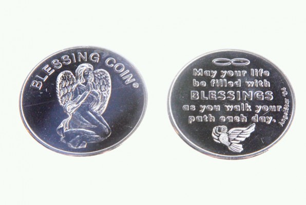 Dwie monety z aniołem i napisem „BLESSING COIN” oraz życzeniem błogosławieństw.