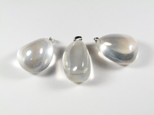 Trzy opalizujące kamienie księżycowe z metalowymi zawieszkami na białym tle.