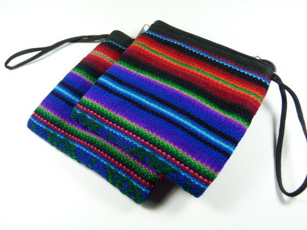 Dwie kolorowe, tkane torebki z paskiem na rękę, ułożone jedna na drugiej.