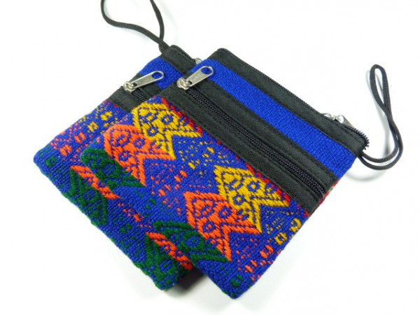 Kolorowa, tkana saszetka z zamkami błyskawicznymi i paskiem na rękę, widok z góry.
