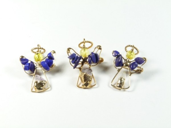 Trzy figurki aniołów z drutu i koralików na białym tle.