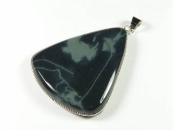 Wisiorek z ciemnego kamienia w srebrnej oprawie, w kształcie trójkąta.