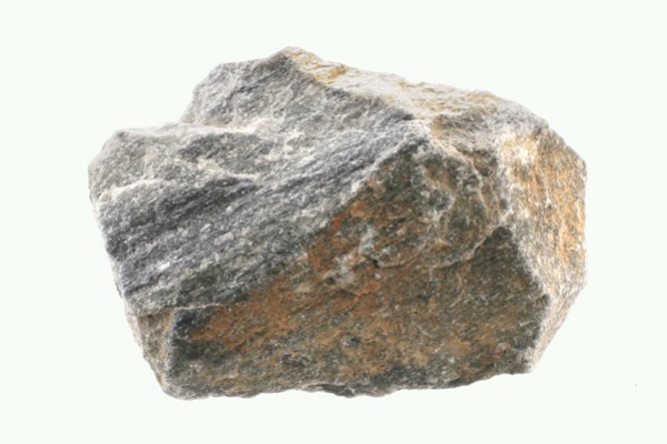 Awenturyn niebieski - kamień naturalny, surowy, nieszlifowany. Szary kamień o nieregularnym kształcie na białym tle.