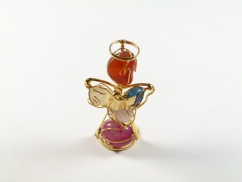 Mała figurka anioła z kolorowych kamieni i drutu, ustawiona na białym tle.