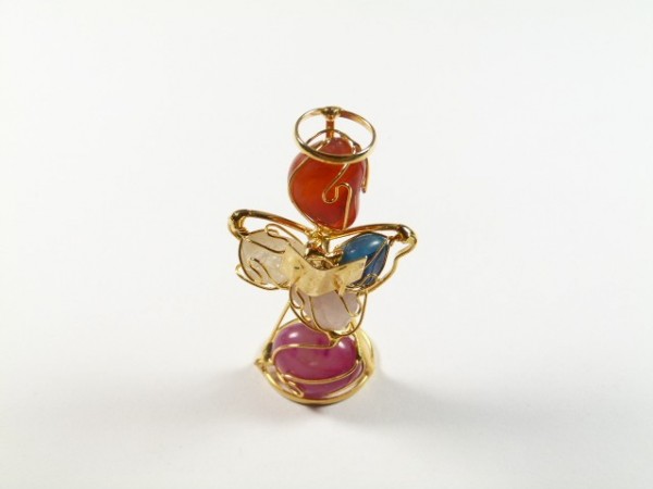 Mała figurka anioła z kolorowych kamieni i drutu, ustawiona na białym tle.