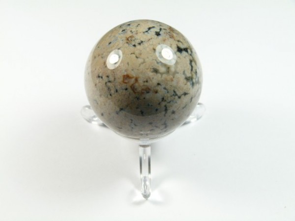 Kula jaspis ocen/ jaspis oceaniczny, średnica 4,5 cm. Kula z kamienia na przezroczystej podstawce, widok z przodu na białym tle.