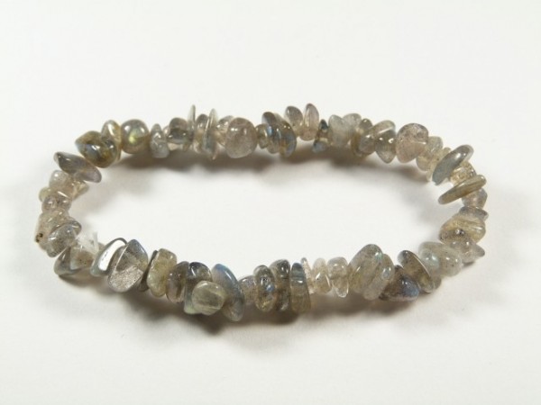 Bransoletka z nieregularnych, szarych kamieni na elastycznej żyłce, na białym tle.