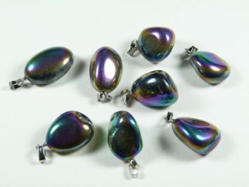 Osiem opalizujących zawieszek z kamieni w różnych kształtach na jasnym tle.