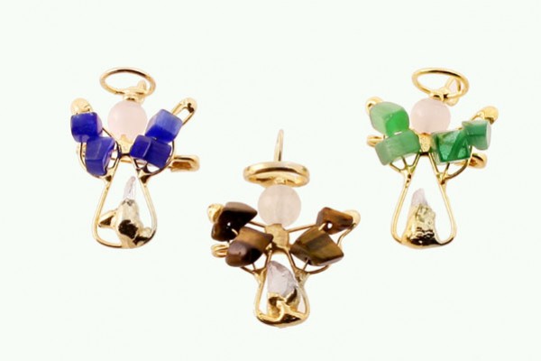Trzy aniołki z kolorowych kamieni i złotego drutu na jasnym tle.
