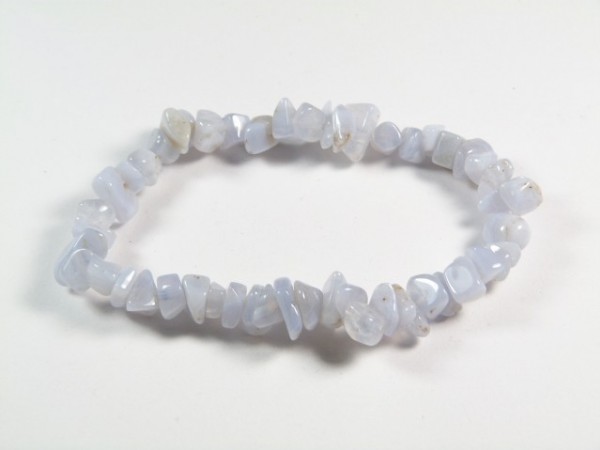 Bransoletka z drobnych, jasnoniebieskich kamieni na elastycznej żyłce na białym tle.