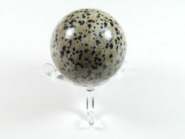 Kula z jaspisu dalmatyńczyk/ dalmatyńskiego o czarno-szarych plamkach na przezroczystej podstawce.