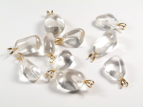 Przezroczyste zawieszki z kamieni górskich z metalowymi uchwytami na białym tle.