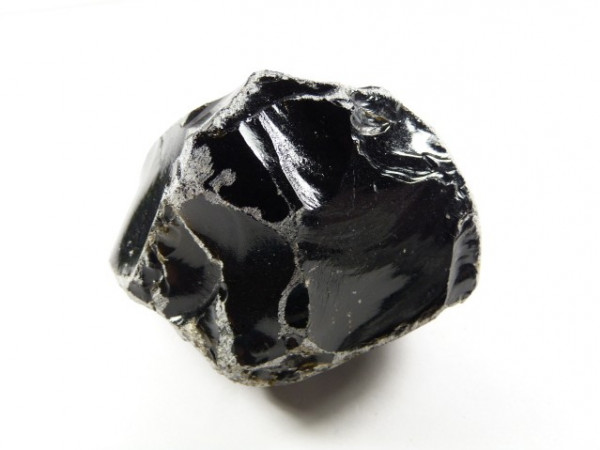 Czarny kawałek obsydianu o nieregularnym kształcie na białym tle.