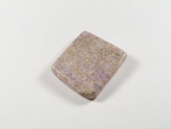 Kwadratowy, polerowany kamień o fioletowo-beżowym zabarwieniu na białym tle.
