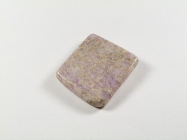 Kwadratowy, polerowany kamień o fioletowo-beżowym zabarwieniu na białym tle.