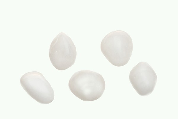 Awenturyn biały - kamień gładzony, polerowany, szlifowany i bębnowany w formie otoczaka. Pięć białych kamieni na jasnym tle.