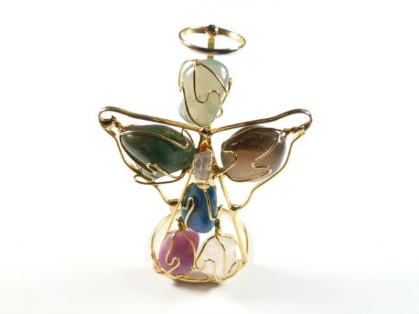 Aniołek z kolorowych kamieni i drutu, widoczny z przodu na białym tle.