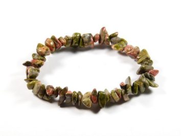 Bransoletka unakit. Bransoletka z drobnych, nieregularnych zielono-różowych kamieni na elastycznej żyłce.