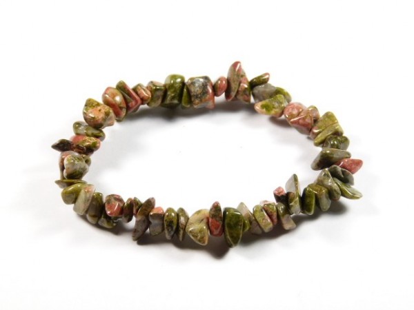 Bransoletka unakit. Bransoletka z drobnych, nieregularnych zielono-różowych kamieni na elastycznej żyłce.